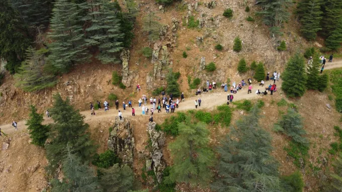 Yavşan Yaylası — Kıvrılan dağ yolunda yürüyüş grubu